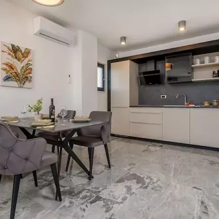 Penthouse Lux רוגוזניצה
